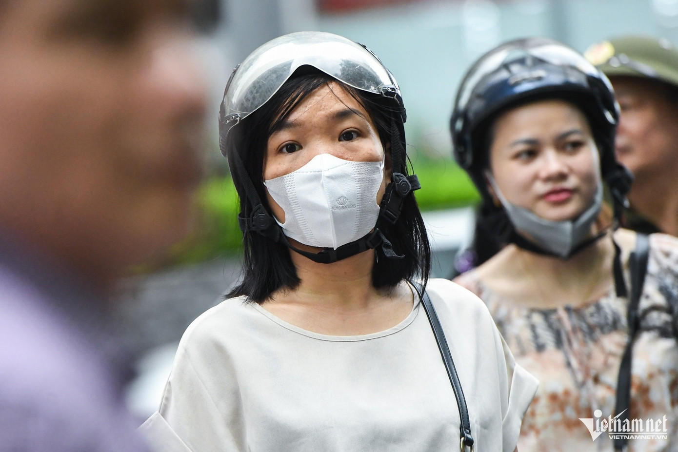 Ngay từ 7h, nhiều phụ huynh đã đưa các em thí sinh đến điểm thi, dẫn con vào tận sân trường.