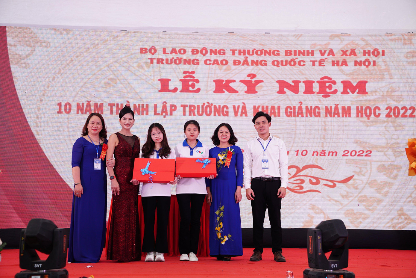 Lãnh đạo Nhà trường trao giấy khen và phần thưởng cho sinh viên có thành tích cao