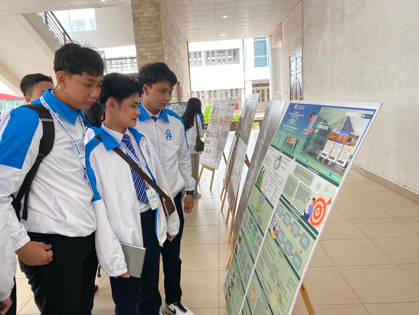 Các đại biểu tham quan triển lãm kiến trúc xây dựng và phòng truyền thống Đại học Xây dựng. Các đại biểu tham quan triển lãm kiến trúc xây dựng và phòng truyền thống Đại học Xây dựng.