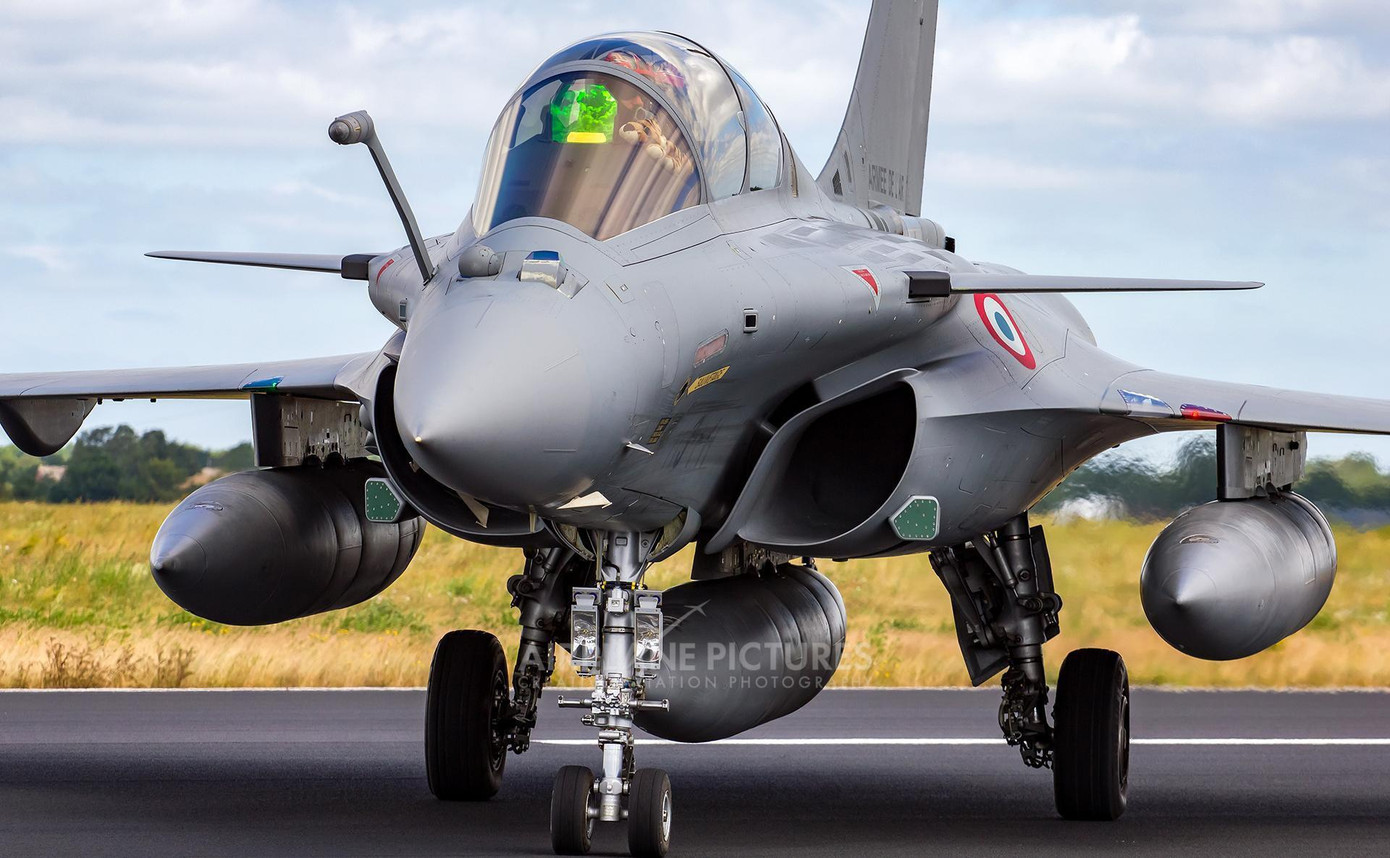 Rafale là một máy bay chiến đấu đa nhiệm vụ, hai động cơ rất linh hoạt và hiệu quả.