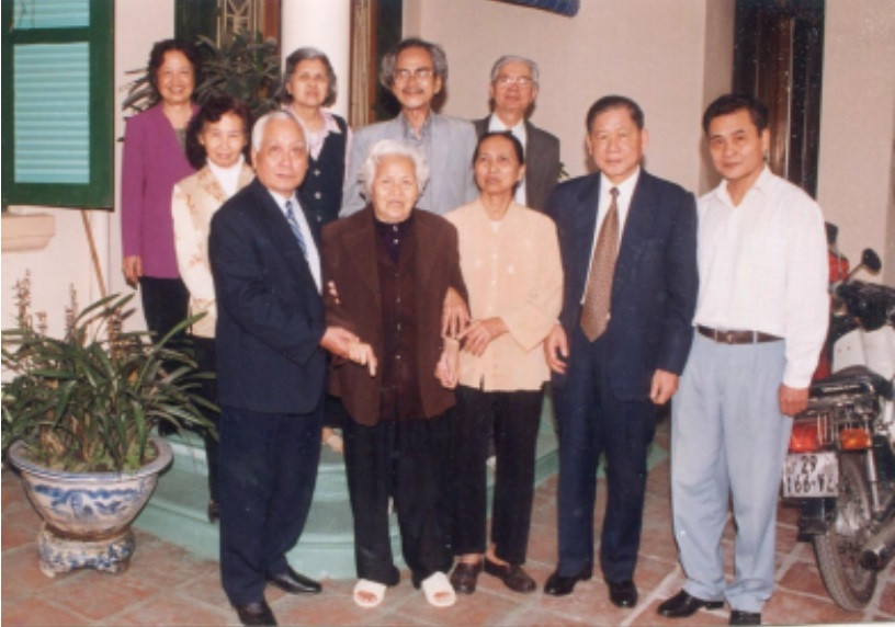 Các ông bà trong Đoàn Đại biểu Việt Nam tham dự Festival Bucarest, Rumania 1953 gặp nhau tại nhà ông Khánh ở phố Trần Quang Diệu, Hà Nội, năm 2001. Từ trái sang phải, hàng sau: Đỗ Hồng Phấn, Trần Thị Thanh, (bà Mỹ-vợ ông Khánh), Nguyễn Thành. Lương Ngọc Trác; Hàng trước: Lê Quang Toàn, Phạm Thị Nhật, Nguyễn Thị Thành, Nguyễn Khánh, Nguyễn Cát Giao Các ông bà trong Đoàn Đại biểu Việt Nam tham dự Festival Bucarest, Rumania 1953 gặp nhau tại nhà ông Khánh ở phố Trần Quang Diệu, Hà Nội, năm 2001. Từ trái sang phải, hàng sau: Đỗ Hồng Phấn, Trần Thị Thanh, (bà Mỹ-vợ ông Khánh), Nguyễn Thành. Lương Ngọc Trác; Hàng trước: Lê Quang Toàn, Phạm Thị Nhật, Nguyễn Thị Thành, Nguyễn Khánh, Nguyễn Cát Giao