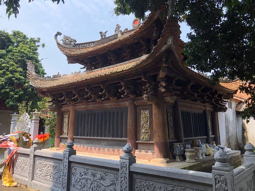 Phía sau là hậu cung thờ Đức thánh Bối, với kiểu kiến trúc hai tầng tám mái, bằng gỗ, với nhiều mảng chạm tinh xảo, cầu kỳ mang họa tiết hoa sen, hoa cúc, rồng, mây…