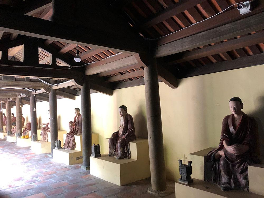 Trải qua nhiều thời kỳ, chùa Bối Khê cũng lưu giữ được nhiều hiện vật độc đáo có những niên đại khác nhau, trong đó đặc biệt là các tượng La Hán bằng đất nung tuyệt đẹp, vô cùng sinh động và chân thực, thể hiện các gương mặt, tư thế khác nhau.