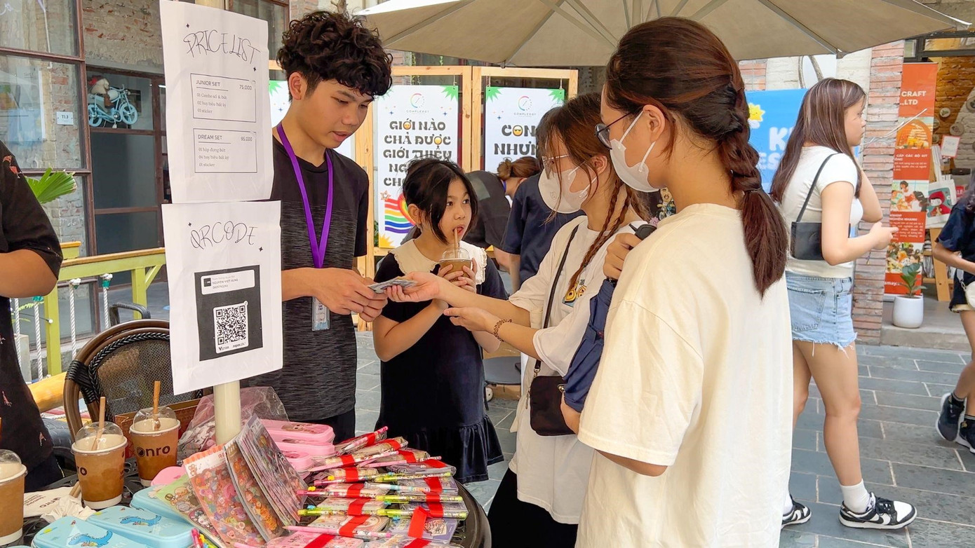 Gian hàng đồ dùng &amp; phụ kiện học tập của Việt Hưng thu hút rất nhiều các bạn đến tham gia tại sự kiện