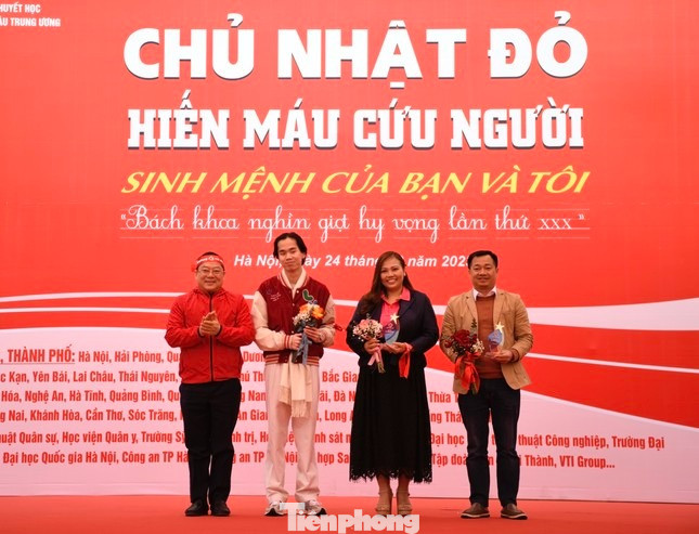 Nhà báo Lê Xuân Sơn - Tổng Biên tập báo Tiền Phong trao kỷ niệm chương cho bà Vũ Thu Hằng - Giám đốc Truyền thông Ngân hàng TMCP Bắc Á - Đại diện Tập đoàn TH, Công ty TNHH Mía đường Nghệ An NASU và Quỹ Vì Tầm Vóc Việt; ông Quyền Tiến Mạnh - Phó Chánh Văn phòng Tổng Công ty Vận tải HN; bà Lê Xuân Hoa - Giám đốc Công ty TNHH L’ARLÉSĨENNE