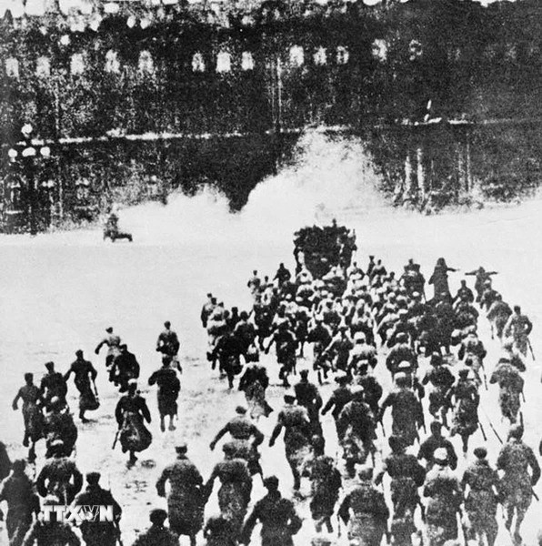 21 giờ 40 phút ngày 7/11/2017, sau pháo lệnh của chiến hạm "Rạng đông", quân khởi nghĩa, gồm các đơn vị Cận vệ Đỏ của công nhân Petrograd, binh sỹ cách mạng và thủy thủ Hạm đội Baltic tiến công Cung điện Mùa Đông - nơi cố thủ cuối cùng của Chính phủ lâm thời. Tới 2 giờ 10 phút đêm - rạng sáng 8/11, Cung điện Mùa Đông bị chiếm, các bộ trưởng trong Chính phủ lâm thời bị bắt giữ; Thủ tướng A. Kerenski trốn chạy ra nước ngoài. (Ảnh: Tư liệu quốc tế/TTXVN).