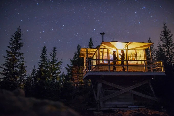 Du lịch đêm khám phá vũ trụ và các vì sao. Ảnh: Booking.com.