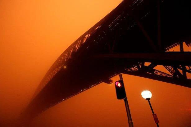 Cơn "mưa máu" trên đất Anh mang theo cát đỏ từ sa mạc Sahara. Ảnh: Trí thức trẻ. Cơn "mưa máu" trên đất Anh mang theo cát đỏ từ sa mạc Sahara. Ảnh: Trí thức trẻ.