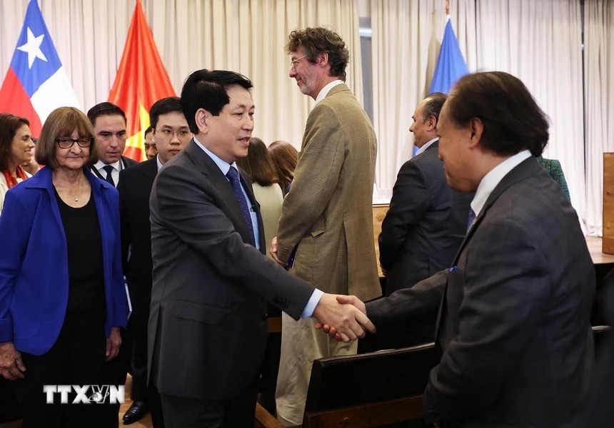 Chủ tịch nước Lương Cường với các đại biểu tại Đại học Chile. (Ảnh: Lâm Khánh/TTXVN)