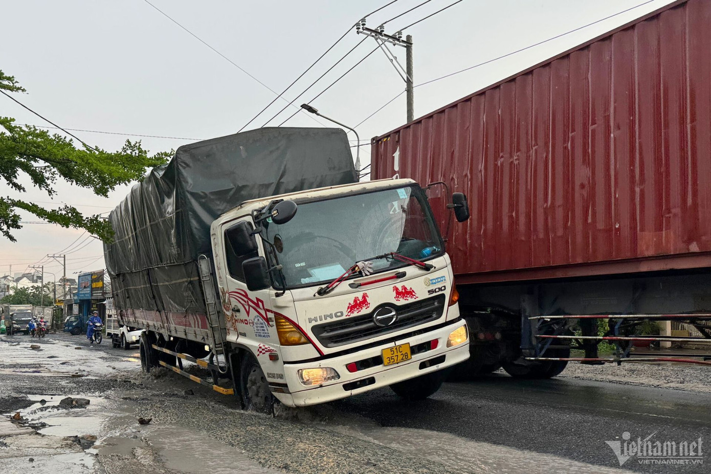 Tình trạng ùn tắc giao thông cũng thường xuyên xảy ra do mật độ phương tiện lưu thông cao và lòng đường ngày càng bị thu hẹp.