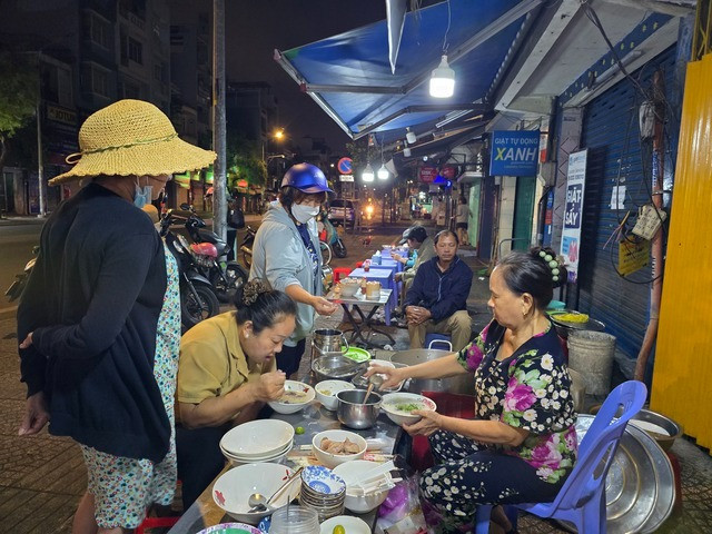 Lúc nào cũng đông khách.