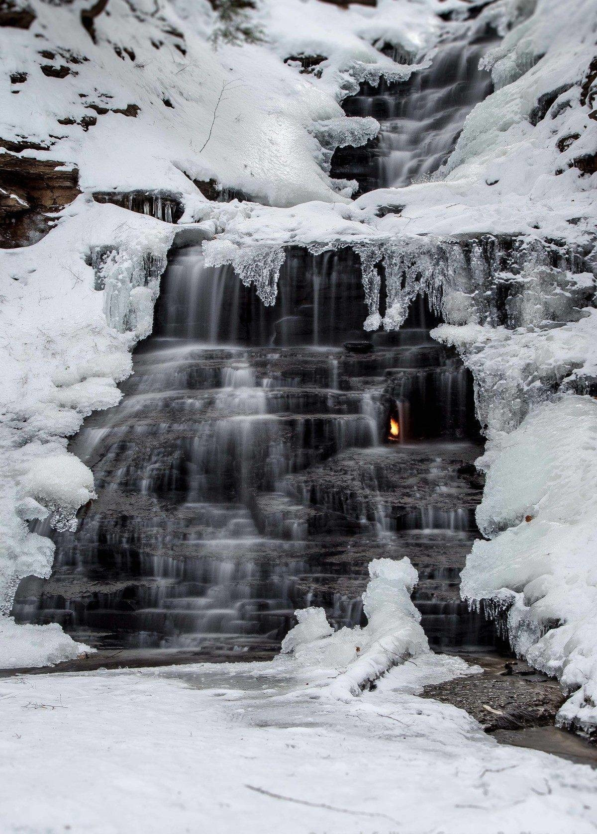 “Ngọn lửa vĩnh cửu” đã được người dân bản địa tôn thờ trong suốt hàng trăm năm và coi như là một hiện thân của thần linh, sự trường tồn. Có lời đồn tâm linh kể rằng ngọn lửa này chỉ bị dập tắt khi trái đất trải qua một đại họa diệt chủng. Vì thế, chừng nào ngọn lửa còn cháy thì những điều tốt đẹp vẫn còn.