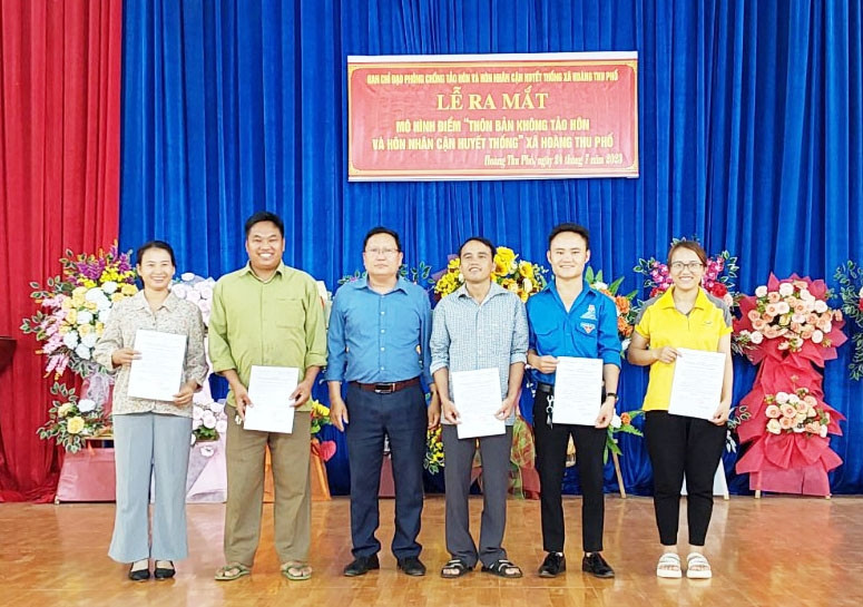 Ra mắt 6 thành viên Tổ thực hiện mô hình “Thôn bản không tảo hôn” thôn Chù Chải xã Hoàng Thu Phố. Ảnh: Tráng Xuân Cường