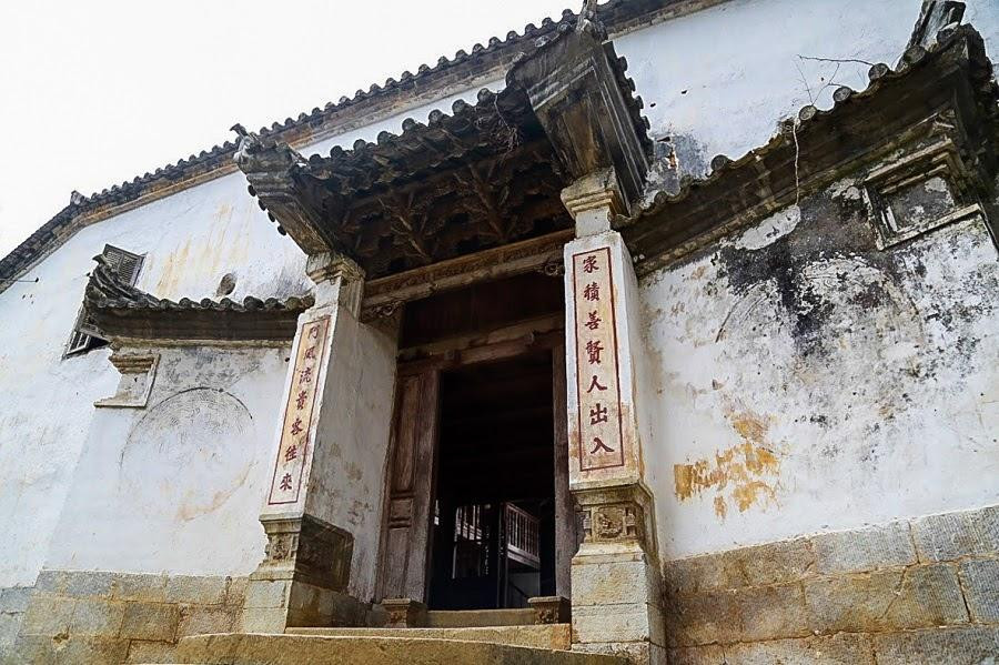 Được xây dựng vào khoảng đầu thế kỷ 20, cho đến nay dinh thự họ Vương của vua Mèo Vương Chính Đức đã tồn tại được gần thế kỷ. Với kiến trúc xây dựng vô cùng đặc sắc, dinh thự cổ này đã được Bộ Văn hóa, Thể thao và Du lịch xếp hạng là di tích quốc gia vào năm 1993.