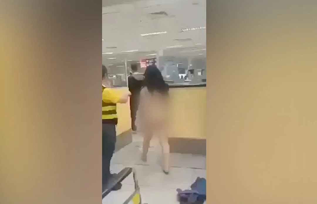 Nữ hành khách khỏa thân tại sân bay Ninoy Aquino, Manila, Philippines. Ảnh: Viral Press. Nữ hành khách khỏa thân tại sân bay Ninoy Aquino, Manila, Philippines. Ảnh: Viral Press.