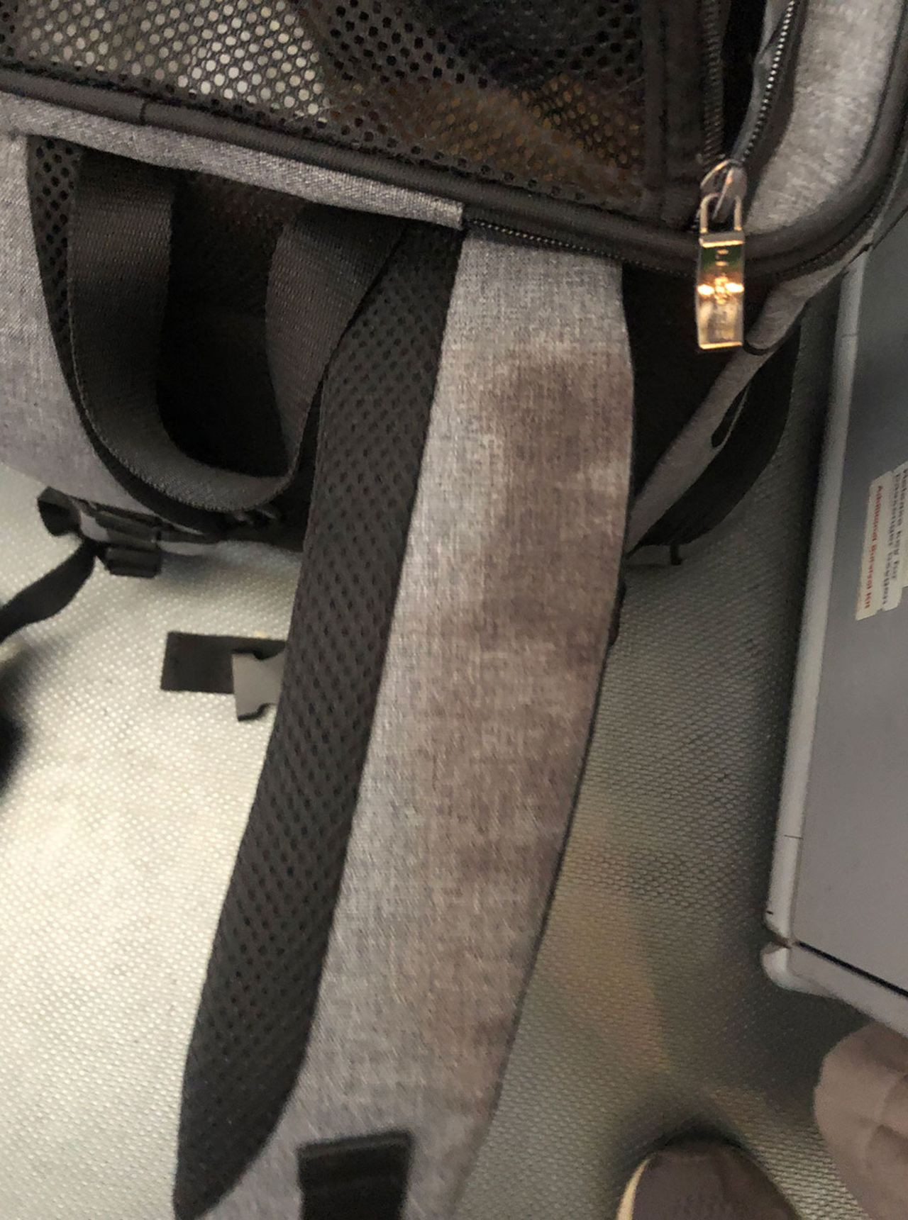 “Tôi lấy chiếc ba lô của mình từ dưới ghế ngồi ra và dây đeo cũng dính đầy máu. Tôi đã quỳ và lau trong nửa giờ. Nhân viên (Air France) đưa cho tôi găng tay và nhiều khăn lau hơn”, anh chia sẻ trên mạng xã hội.