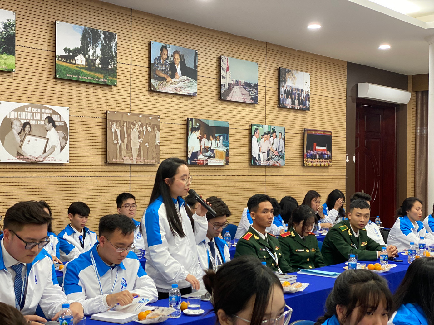 Bạn Nguyễn Thuý Quỳnh, Đại diện Hội Sinh viên Việt Nam tại Singapore, chia sẻ tại buổi thảo luận Bạn Nguyễn Thuý Quỳnh, Đại diện Hội Sinh viên Việt Nam tại Singapore, chia sẻ tại buổi thảo luận