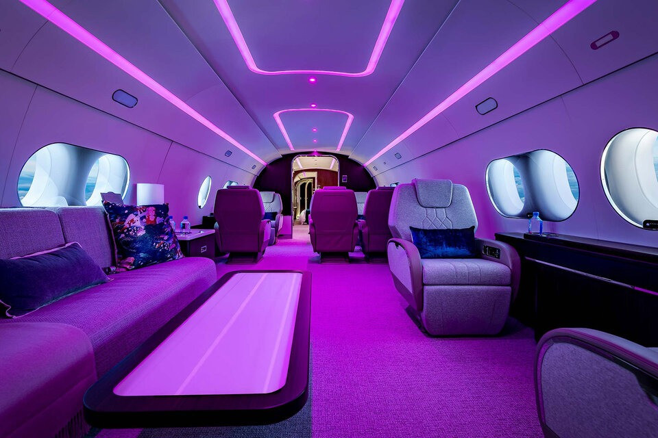 Cabin rộng rãi 23,8m x 3,3m, với chiều cao 2m.