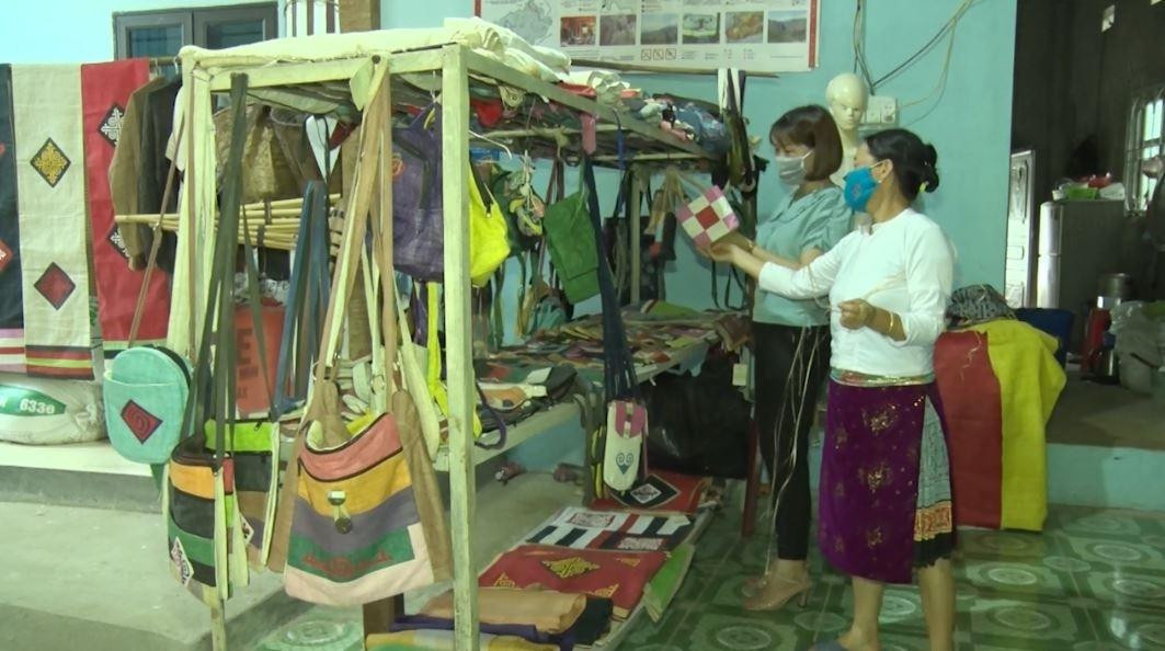 Khu vực trưng bày sản phẩm của HTX Dệt Lanh Cán Tỷ, huyện Quản Bạ Khu vực trưng bày sản phẩm của HTX Dệt Lanh Cán Tỷ, huyện Quản Bạ