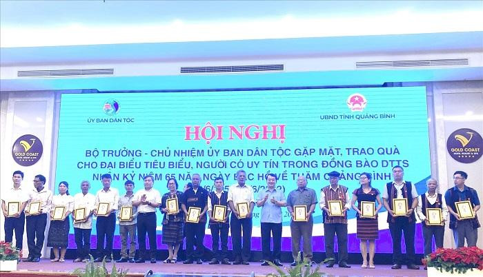 Bộ trưởng, Chủ nhiệm UBDT Hầu A Lềnh; Bí thư Tỉnh ủy Quảng Bình Vũ Đại Thắng tặng ảnh Bác Hồ và quà cho Người có uy tín. Ảnh: Báo Dân Tộc