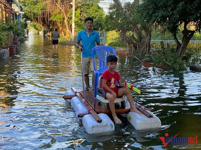 Người dân ở hẻm 780/8/47 Bình Giã, phường 10 chế phương tiện để đi lại trên nước Người dân ở hẻm 780/8/47 Bình Giã, phường 10 chế phương tiện để đi lại trên nước