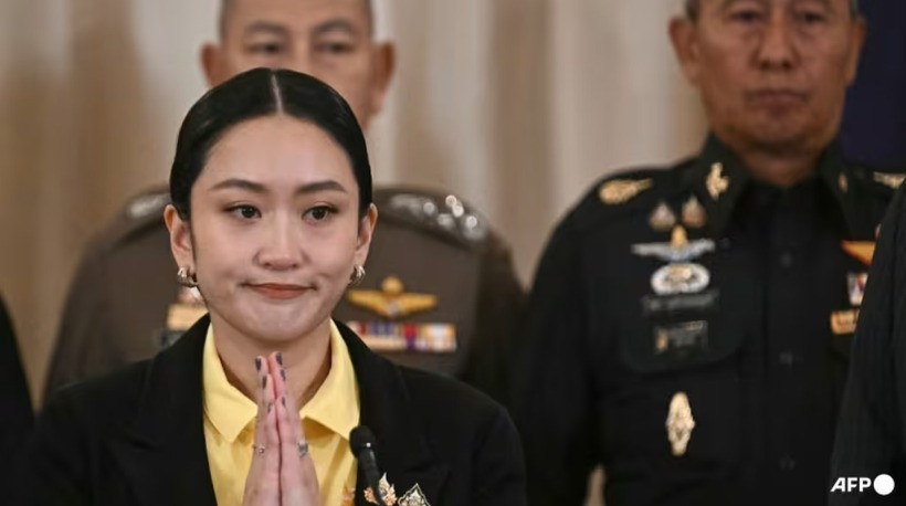 Thủ tướng Thái Lan Paetongtarn Shinawatra tại một cuộc họp báo bên cạnh Tư lệnh Lực lượng vũ trang Pana Klaewplodthuk (phải) tại Tòa nhà Chính phủ ở Bangkok, ngày 19/6.