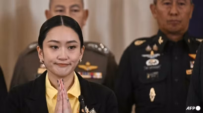 Thủ tướng Thái Lan Paetongtarn Shinawatra tại một cuộc họp báo bên cạnh Tư lệnh Lực lượng vũ trang Pana Klaewplodthuk (phải) tại Tòa nhà Chính phủ ở Bangkok, ngày 19/6. Thủ tướng Thái Lan Paetongtarn Shinawatra tại một cuộc họp báo bên cạnh Tư lệnh Lực lượng vũ trang Pana Klaewplodthuk (phải) tại Tòa nhà Chính phủ ở Bangkok, ngày 19/6.