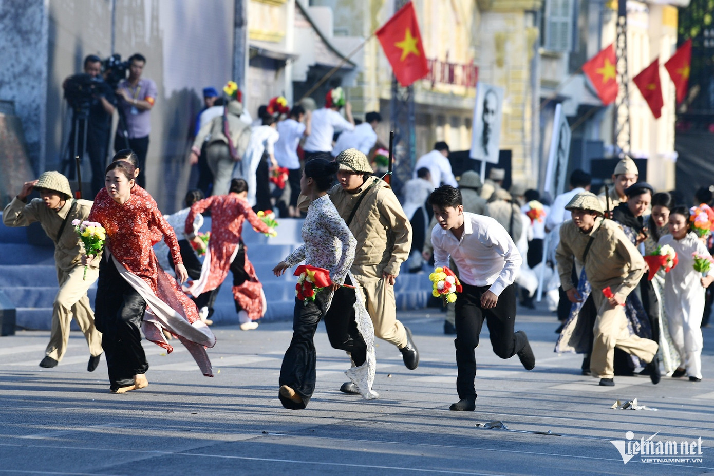 Lực lượng diễu hành và trình diễn là nghệ nhân và nhân dân của 30 quận, huyện, thị xã; các nghệ sĩ, diễn viên, nhạc công và các tầng lớp nhân dân Thủ đô, bạn bè quốc tế. Lực lượng diễu hành và trình diễn là nghệ nhân và nhân dân của 30 quận, huyện, thị xã; các nghệ sĩ, diễn viên, nhạc công và các tầng lớp nhân dân Thủ đô, bạn bè quốc tế.