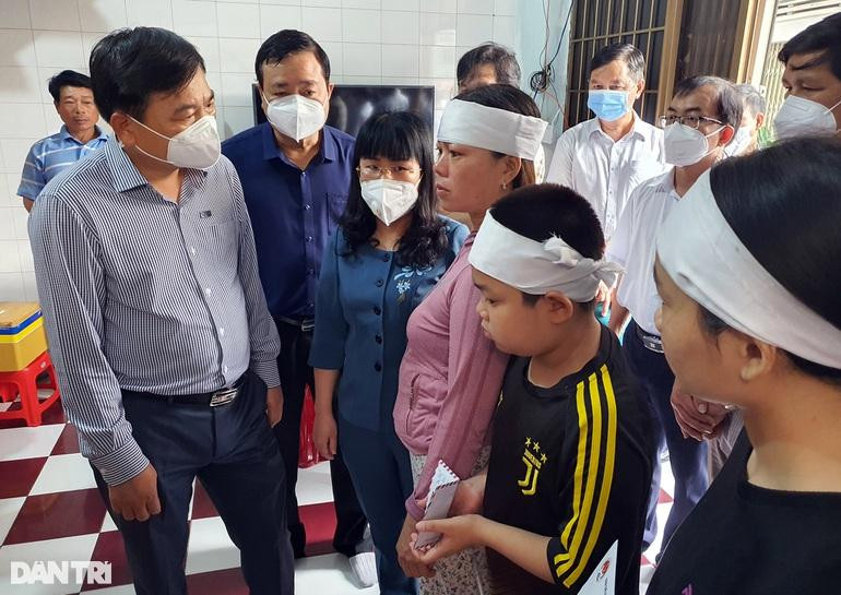 Thứ trưởng Nguyễn Hoàng Hiệp (ngoài cùng bên trái) thăm hỏi động viên gia đình ngư dân N.S. tử vong do gió lốc.