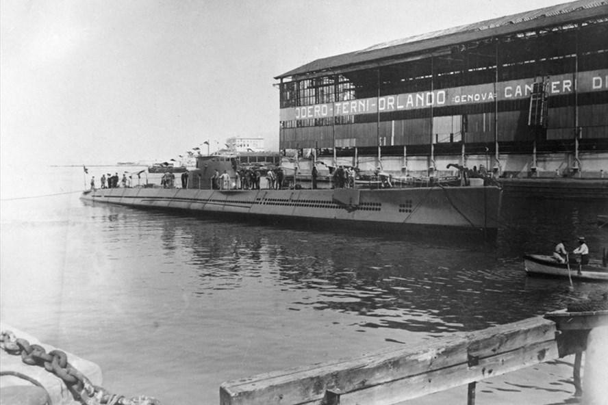 Tàu ngầm Jantina hạ thủy ở Monfalcone, Ý năm 1932. Tàu Jantina, khởi hành từ đảo Leros của Hy Lạp với 48 thủy thủ trên tàu, chìm vào ngày 5/7/1941, sau khi trúng ngư lôi do tàu ngầm HMS Torbay của Anh bắn trúng. Khi đó, chỉ có 6 thủy thủ bơi được đến đảo Dilo an toàn. Ảnh: Getty