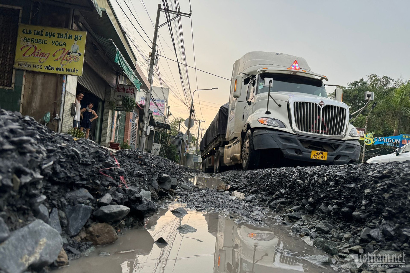 "Con đường đau khổ" - đây là cách người dân địa phương nói khi được hỏi về tuyến đường này. Mỗi ngày, hàng nghìn người dân phải chấp nhận "đi chung" với những nguy hiểm và bất tiện do con đường xuống cấp gây ra.