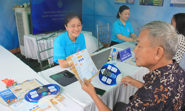 Tuyên truyền chính sách BHXH, nhận lương hưu, trợ cấp qua tài khoản tại Nam Định. Ảnh: TTXVN