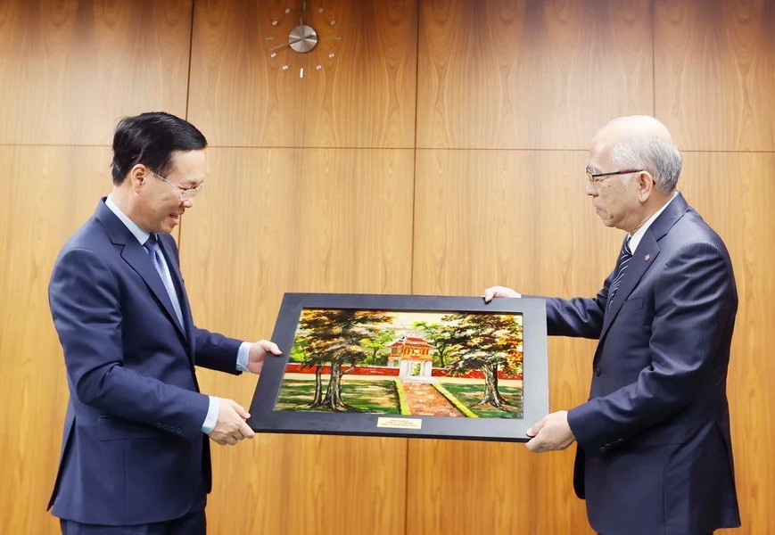 Chủ tịch nước Võ Văn Thưởng tặng bức tranh lưu niệm Văn Miếu-Quốc Tử Giám cho Thư viện Quốc hội Nhật Bản. (Ảnh: Thống Nhất/TTXVN)