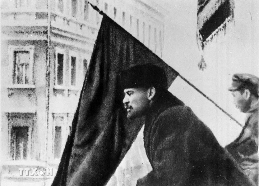 Từ trên trụ sở Xô Viết (Moskva), Vladimir Ilyich Lenin nói chuyện với Hồng quân trước giờ lên đường chiến đấu (16/10/1919). (Ảnh: Tư liệu quốc tế/TTXVN)