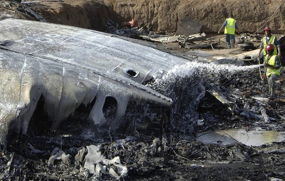 Hiện trường chiếc máy bay Ai Cập bị bắn hạ nhầm ở Sudan (Ảnh: AP). Hiện trường chiếc máy bay Ai Cập bị bắn hạ nhầm ở Sudan (Ảnh: AP).