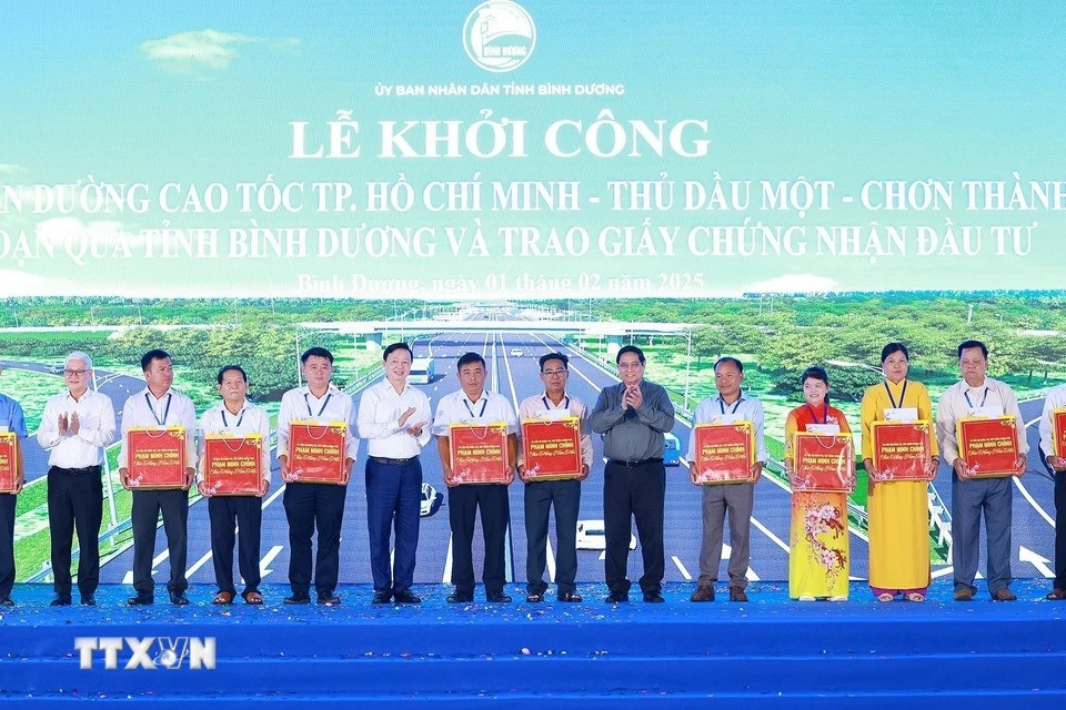 Thủ tướng Phạm Minh Chính tặng quà cho nhân dân vùng dự án. (Ảnh: Dương Giang/TTXVN)