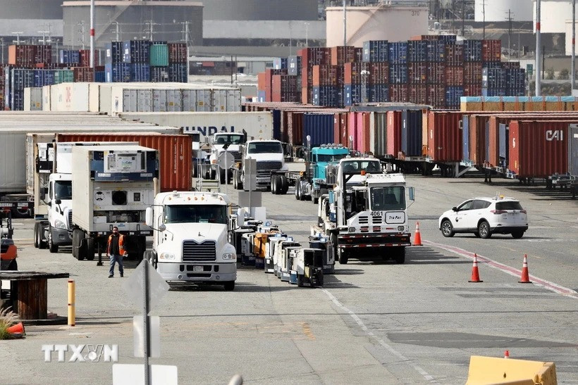 Quang cảnh cảng hàng hóa Long Beach ở California (Mỹ). (Ảnh: THX/TTXVN) Quang cảnh cảng hàng hóa Long Beach ở California (Mỹ). (Ảnh: THX/TTXVN)