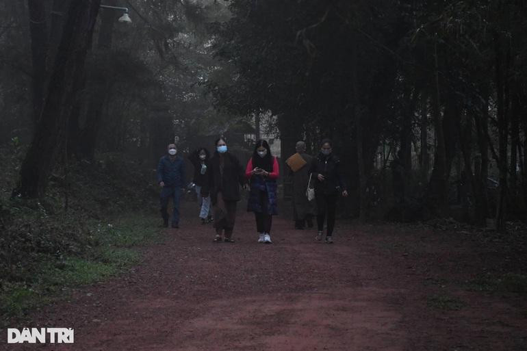 Nhiều người dân khắp nơi cũng đến viếng Thiền sư Thích Nhất Hạnh từ sáng sớm. Mọi người luôn giữ im lặng để viếng Thiền sư Thích Nhất Hạnh theo nghi thức tâm tang. Nhiều người dân khắp nơi cũng đến viếng Thiền sư Thích Nhất Hạnh từ sáng sớm. Mọi người luôn giữ im lặng để viếng Thiền sư Thích Nhất Hạnh theo nghi thức tâm tang.