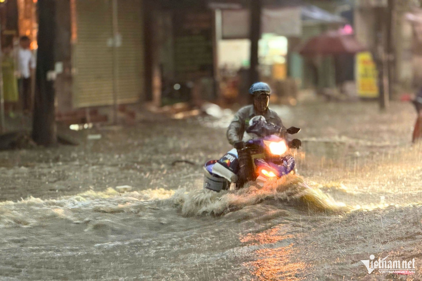 Ông Nguyễn Phước Huy - Giám đốc Đài khí tượng thủy văn Đồng Nai - cho biết chiều nay, trên địa bàn tỉnh có mưa nhiều nơi, có nơi mưa rất to. Lượng mưa đo được tại Biên Hòa là 79mm, Trị An 61mm, Long Thành 34mm, Túc Trưng 24mm, Trảng Bom 18mm, Thanh Sơn 15mm, La Ngà 14mm, Cẩm Mỹ 8mm.