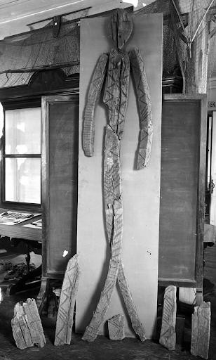 Bức tượng Shigir được phát hiện vào tháng 1/1890, bao gồm nhiều mảnh vỡ nằm trong một vỏ bọc dài 4 mét, bên dưới lớp than bùn đầm lầy ở mỏ vàng. Ảnh: pinterest