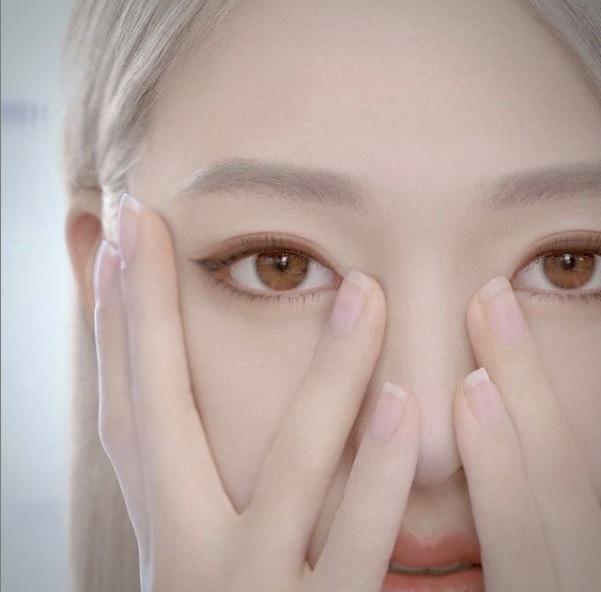 Ngoại hình hoàn hảo của cô đã thu hút đông đảo cộng đồng người hâm mộ. Nhiều người hâm mộ còn thiết kế cho cô những “bộ cánh” ảo và chia sẻ trên mạng.