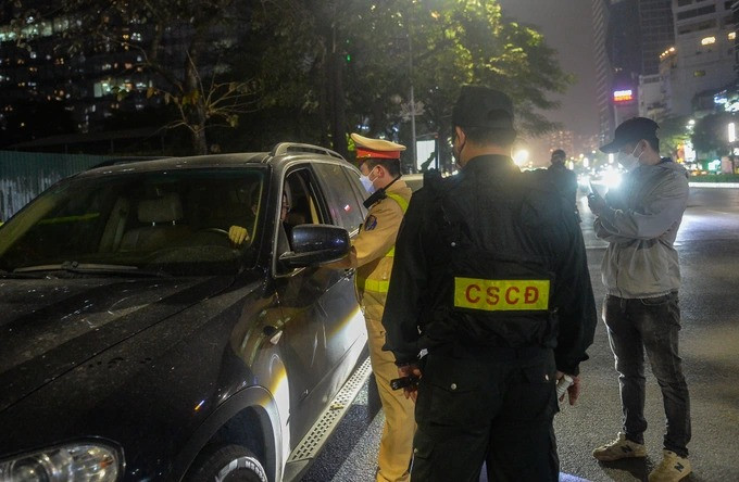 20h25 phút, chiếc xe hạng sang nhãn hiệu BMW X5 mang BKS 30F 973... do người đàn ông trung tuổi điều khiển phát hiện tổ 141 phía trước có ý định lùi xe vào ngõ Nguyễn Xuân Linh để "thoát thân" nhưng hành động này của nam tài xế không qua mắt được tổ công tác. 20h25 phút, chiếc xe hạng sang nhãn hiệu BMW X5 mang BKS 30F 973... do người đàn ông trung tuổi điều khiển phát hiện tổ 141 phía trước có ý định lùi xe vào ngõ Nguyễn Xuân Linh để "thoát thân" nhưng hành động này của nam tài xế không qua mắt được tổ công tác.