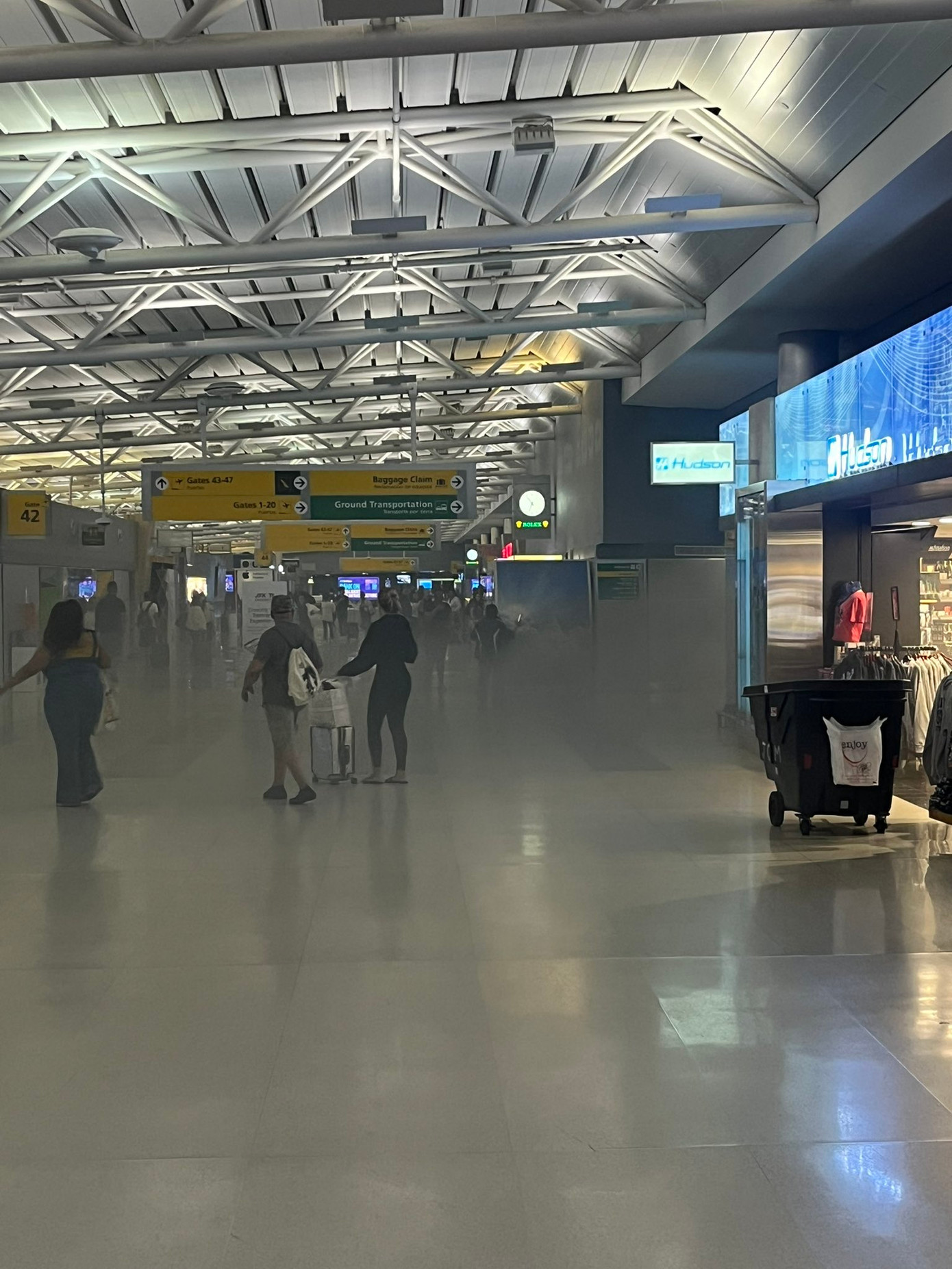 Khói đen bao trùm khu vực sân bay. Ảnh: Mark F. Bonner. Khói đen bao trùm khu vực sân bay. Ảnh: Mark F. Bonner.