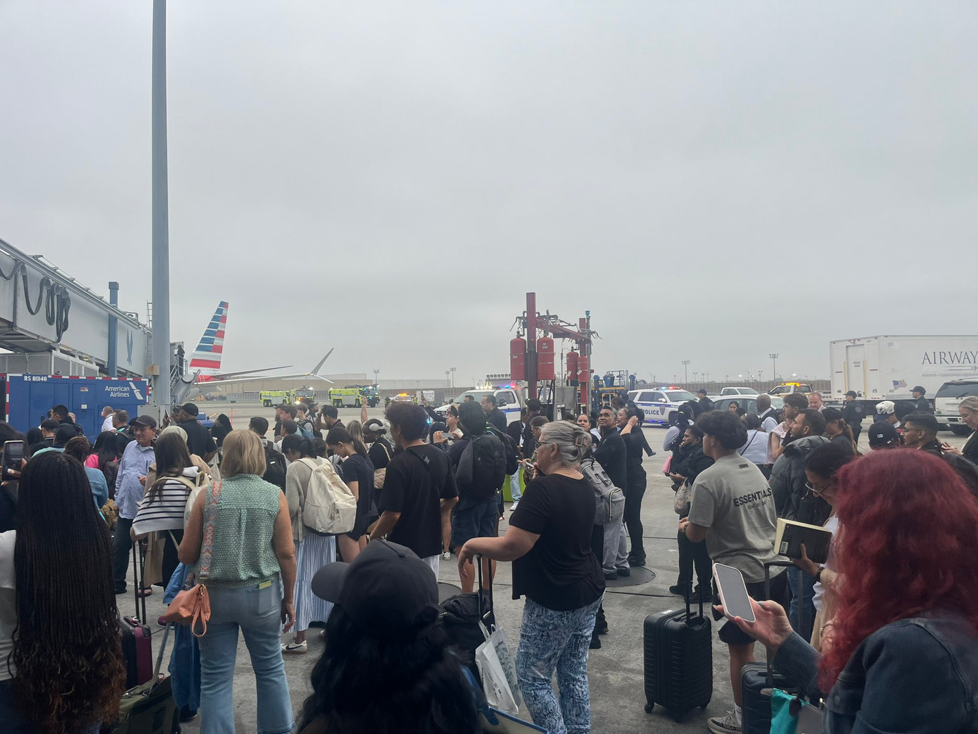 Gần 1.000 hành khách đã phải sơ tán ra phía ngoài sân bay. Ảnh: Mark F. Bonner. Gần 1.000 hành khách đã phải sơ tán ra phía ngoài sân bay. Ảnh: Mark F. Bonner.