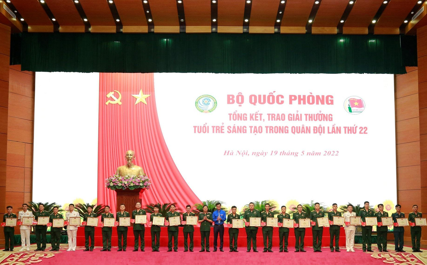 Lãnh đạo Bộ Quốc phòng và Trung ương Đoàn trao thưởng cho các tác giả, nhóm tác giả của Bệnh viện TƯQĐ 108 và các đơn vị Quân đội giành Giải thưởng Tuổi trẻ sáng tạo trong Quân đội lần thứ 22. Ảnh: Nguyễn Minh Lãnh đạo Bộ Quốc phòng và Trung ương Đoàn trao thưởng cho các tác giả, nhóm tác giả của Bệnh viện TƯQĐ 108 và các đơn vị Quân đội giành Giải thưởng Tuổi trẻ sáng tạo trong Quân đội lần thứ 22. Ảnh: Nguyễn Minh