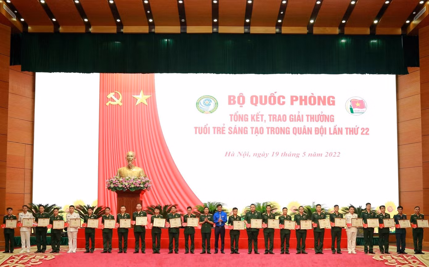 Lãnh đạo Bộ Quốc phòng và Trung ương Đoàn trao thưởng cho các tác giả, nhóm tác giả của Bệnh viện TƯQĐ 108 và các đơn vị Quân đội giành Giải thưởng Tuổi trẻ sáng tạo trong Quân đội lần thứ 22. Ảnh: Nguyễn Minh Lãnh đạo Bộ Quốc phòng và Trung ương Đoàn trao thưởng cho các tác giả, nhóm tác giả của Bệnh viện TƯQĐ 108 và các đơn vị Quân đội giành Giải thưởng Tuổi trẻ sáng tạo trong Quân đội lần thứ 22. Ảnh: Nguyễn Minh