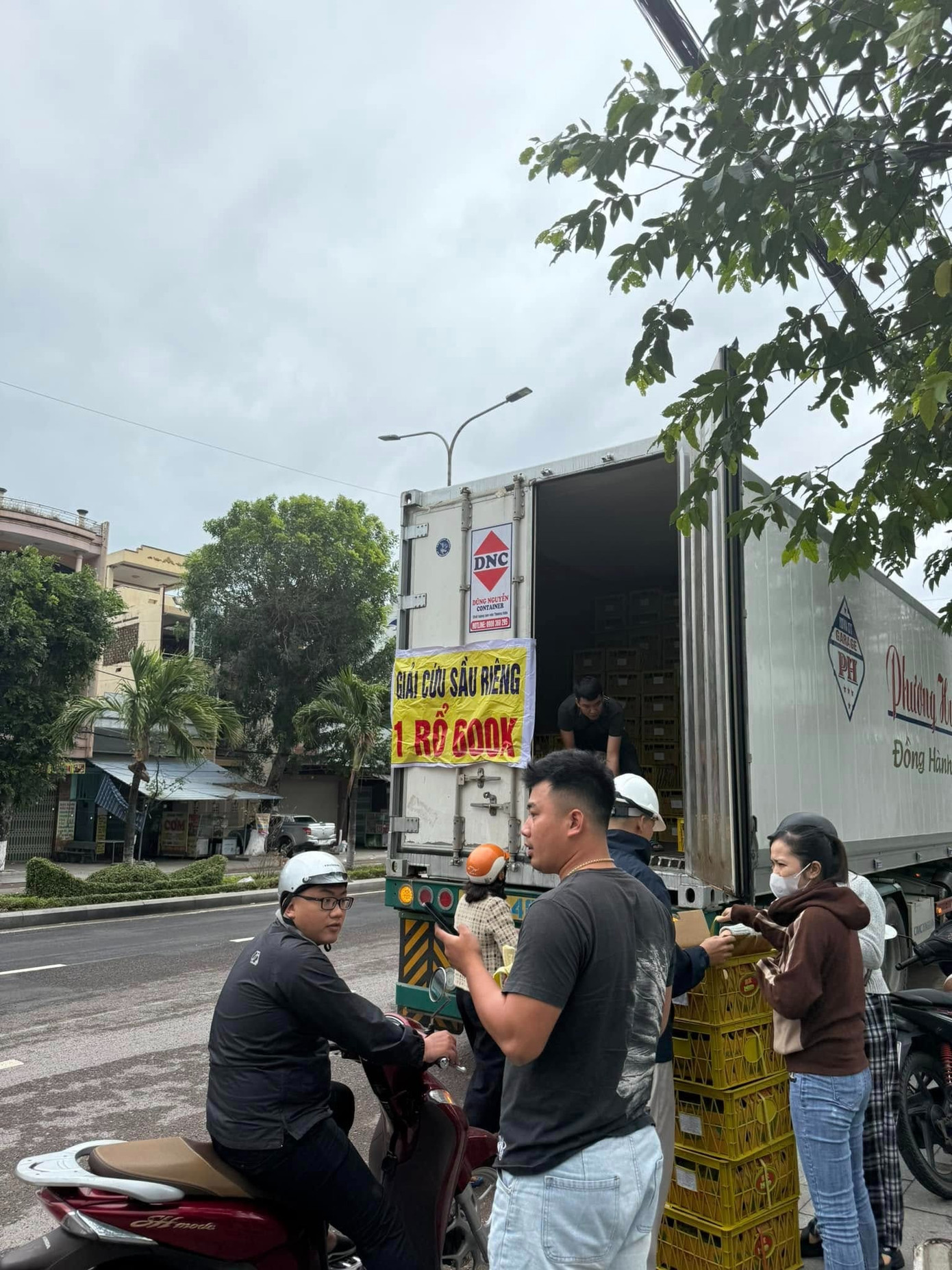 Xe container “giải cứu sầu riêng” đã xuất hiện tại nhiều tuyến phố. Ảnh: Ngo Van Tinh.