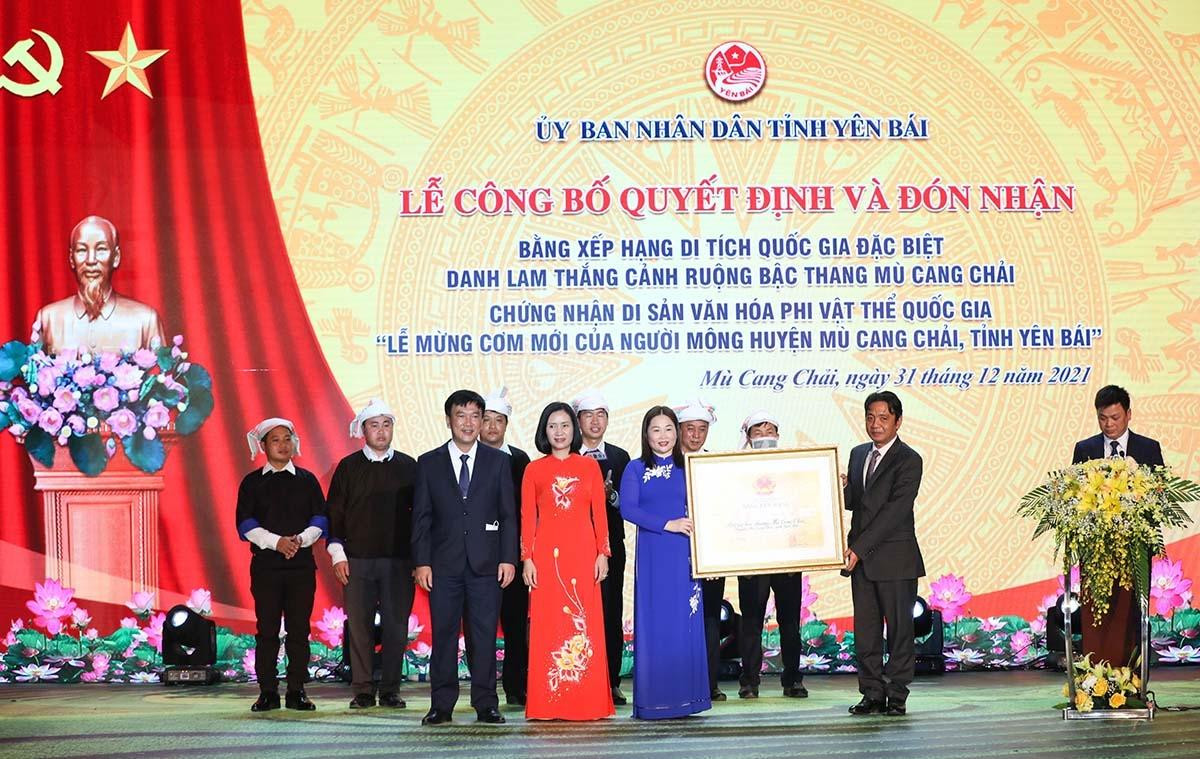 Thứ trưởng Bộ VHTT&DL Hoàng Đạo Cương trao Bằng xếp hạng Di tích quốc gia đặc biệt danh lam thắng cảnh Ruộng bậc thang Mù Cang Chải cho UBND huyện Mù Cang Chải. (Ảnh: BTC) Thứ trưởng Bộ VHTT&DL Hoàng Đạo Cương trao Bằng xếp hạng Di tích quốc gia đặc biệt danh lam thắng cảnh Ruộng bậc thang Mù Cang Chải cho UBND huyện Mù Cang Chải. (Ảnh: BTC)