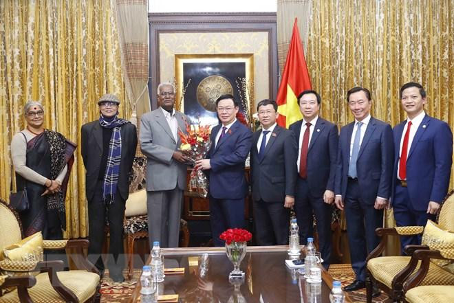 Tổng Bí thư Đảng Cộng sản Ấn Độ D. Raja tặng hoa chúc mừng Chủ tịch Quốc hội Vương Đình Huệ thăm chính thức Ấn Độ. (Ảnh: Doãn Tấn/TTXVN) Tổng Bí thư Đảng Cộng sản Ấn Độ D. Raja tặng hoa chúc mừng Chủ tịch Quốc hội Vương Đình Huệ thăm chính thức Ấn Độ. (Ảnh: Doãn Tấn/TTXVN)