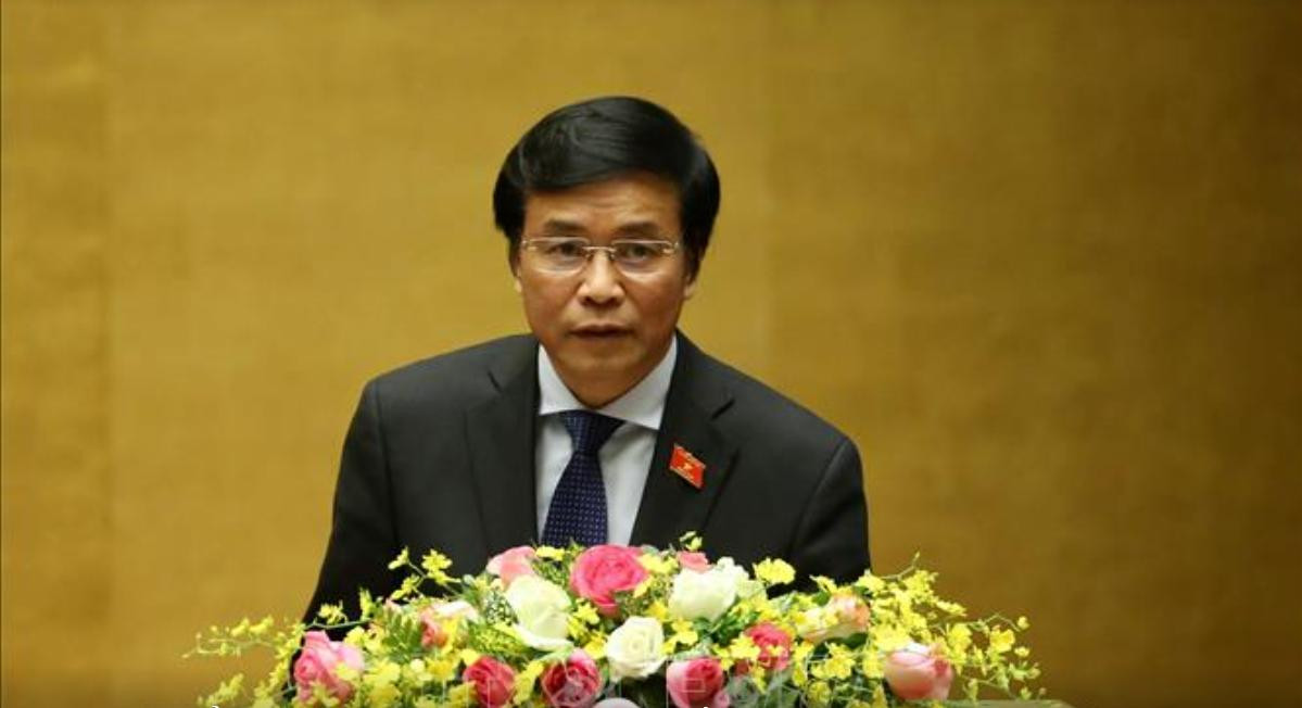 Tổng Thư ký Quốc hội, Chủ nhiệm Văn phòng Quốc hội Nguyễn Hạnh Phúc trình bày dự thảo Nghị quyết miễn nhiệm chức vụ Chủ tịch Quốc hội nước Cộng hòa xã hội chủ nghĩa Việt Nam khóa XIV và chức vụ Chủ tịch Hội đồng bầu cử quốc gia đối với bà Nguyễn Thị Kim Ngân. Ảnh: TTXVN